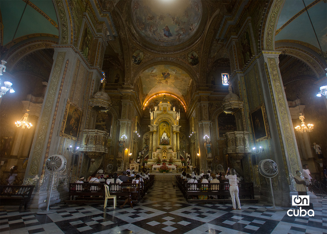 Devotos cubanos honran a la Virgen de las Mercedes, en la Iglesia de Nuestra Señora de la Merced, en la Habana Vieja. Foto: Otmaro Rodríguez.