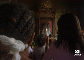 Devotos cubanos honran a la Virgen de las Mercedes, en la Iglesia de Nuestra Señora de la Merced, en la Habana Vieja. Foto: Otmaro Rodríguez.