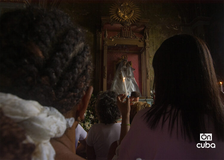 Devotos cubanos honran a la Virgen de las Mercedes, en la Iglesia de Nuestra Señora de la Merced, en la Habana Vieja. Foto: Otmaro Rodríguez.