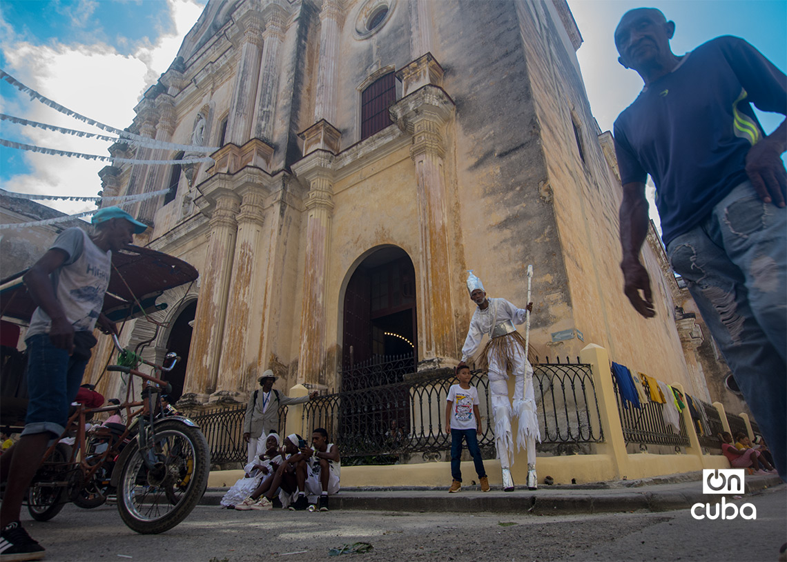 Devotos cubanos honran a la Virgen de las Mercedes, en la Iglesia de Nuestra Señora de la Merced, en la Habana Vieja. Foto: Otmaro Rodríguez.