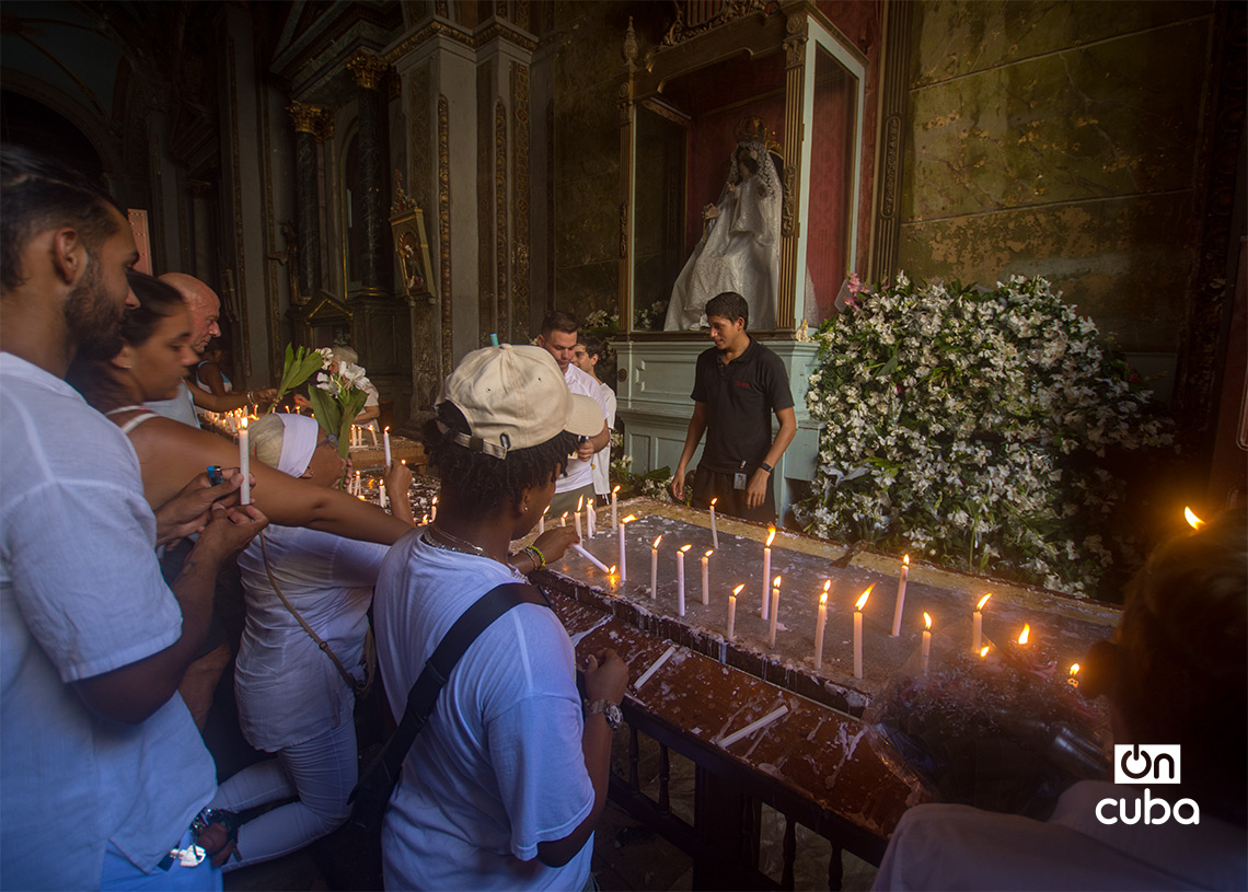 Devotos cubanos honran a la Virgen de las Mercedes, en la Iglesia de Nuestra Señora de la Merced, en la Habana Vieja. Foto: Otmaro Rodríguez.
