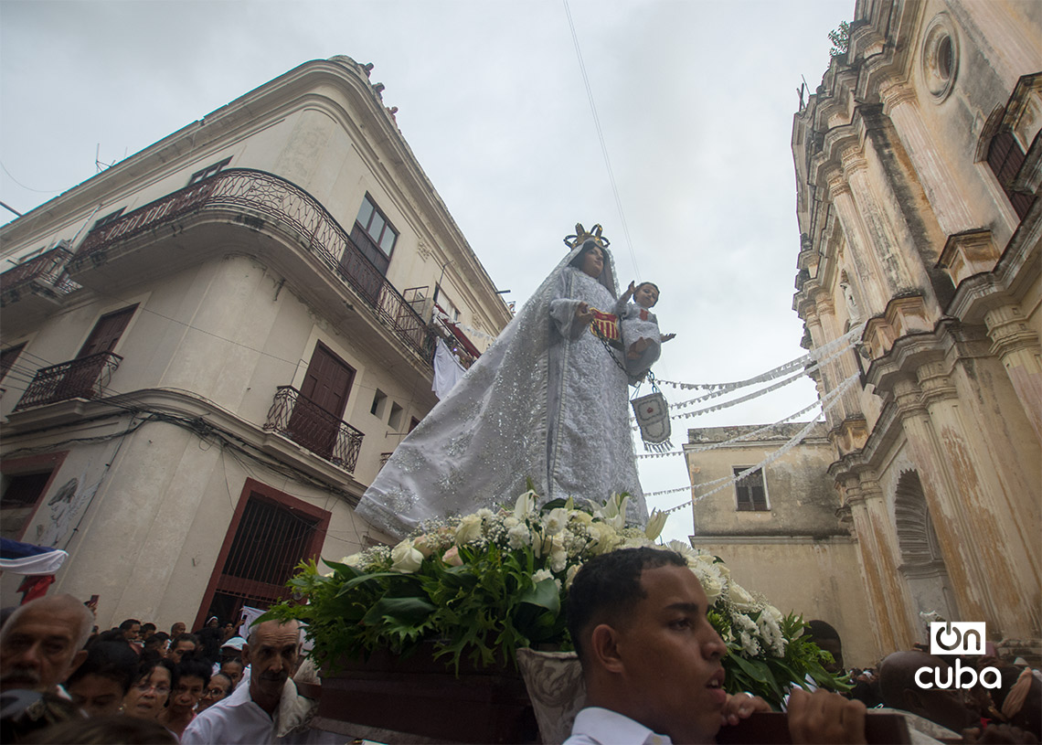 Procesión de la imagen de la Virgen de las Mercedes, en calles aledañas a la Iglesia de Nuestra Señora de la Merced, en la Habana Vieja. Foto: Otmaro Rodríguez.