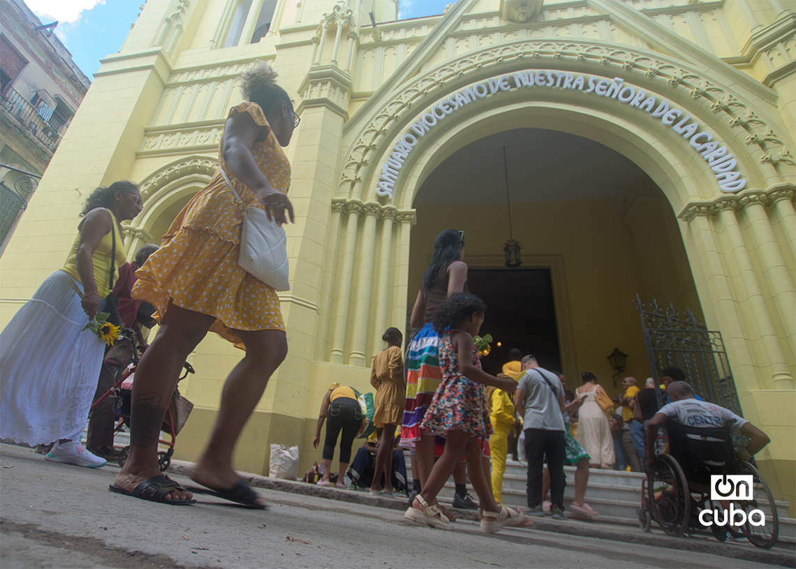Personas asisten a la misa previa a la procesión de la Virgen de la Caridad del Cobre por Centro Habana, el 8 de septiembre de 2025. Foto: Otmaro Rodríguez.