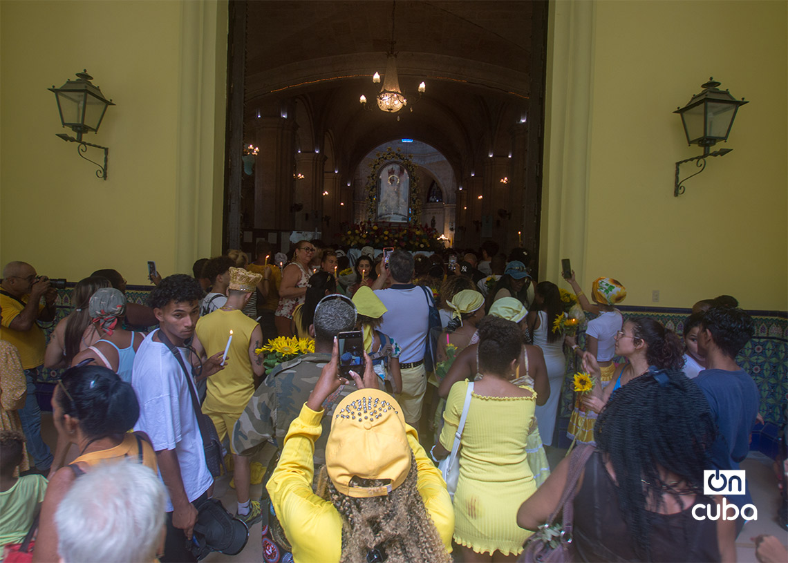 Procesión de la Virgen de la Caridad del Cobre por Centro Habana, el 8 de septiembre de 2025. Foto: Otmaro Rodríguez.