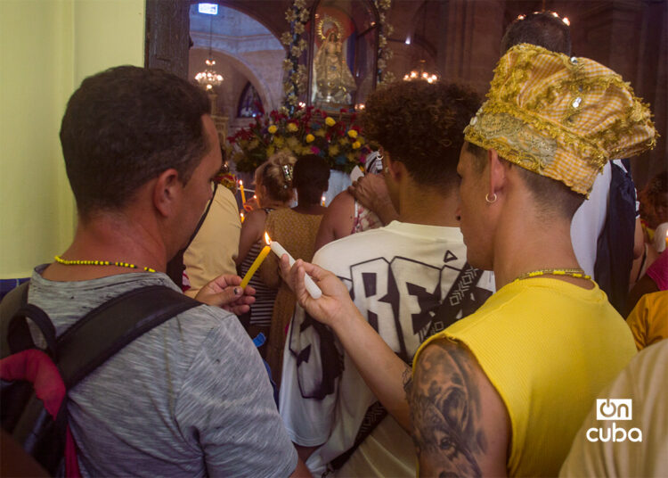Cubanos muestran su devoción a la Virgen de la Caridad del Cobre, en la iglesia consagrada a la Patrona de Cuba, en Centro Habana, el 8 de septiembre de 2025. Foto: Otmaro Rodríguez.