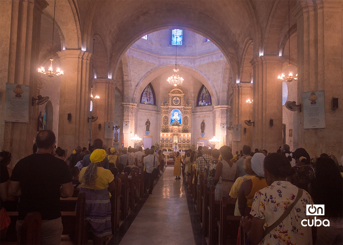 Personas asisten a la misa previa a la procesión de la Virgen de la Caridad del Cobre por Centro Habana, el 8 de septiembre de 2025. Foto: Otmaro Rodríguez.