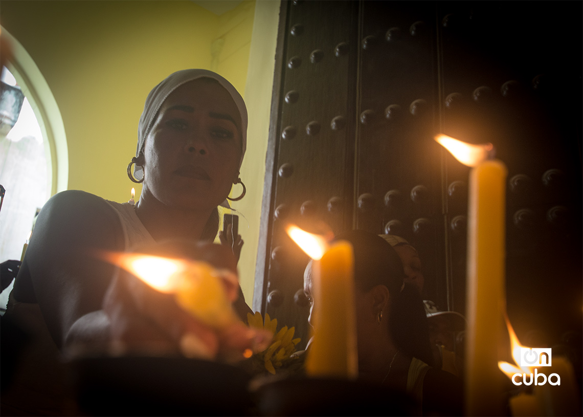 Cubanos muestran su devoción a la Virgen de la Caridad del Cobre, en la iglesia consagrada a la Patrona de Cuba, en Centro Habana, el 8 de septiembre de 2025. Foto: Otmaro Rodríguez.