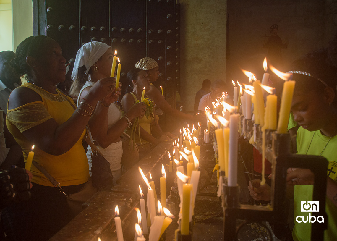Cubanos muestran su devoción a la Virgen de la Caridad del Cobre, en la iglesia consagrada a la Patrona de Cuba, en Centro Habana, el 8 de septiembre de 2025. Foto: Otmaro Rodríguez.