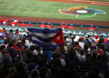 Aficionados cubanos en Miami durante las semifinales del quinto Clásico Mundial de Béisbol entre Estados Unidos y Cuba. Foto: Rob Tringali/WBCI/MLB