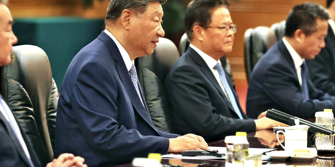 El presidente de China, Xi Jiping (i), durante una reunión con Miguel Díaz Canel. Foto: Alejandro Azcuy/ Presidencia de Cuba /EFE.