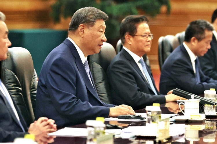 El presidente de China, Xi Jiping (i), durante una reunión con Miguel Díaz Canel. Foto: Alejandro Azcuy/ Presidencia de Cuba /EFE.