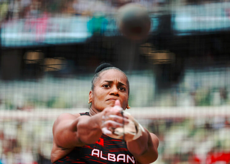 La cubana Yipsi Moreno compite por Albania en el lanzamiento del martillo del Campeonato Mundial de atletismo de Tokio.  Foto: Alex Plavevski/EFE/EPA.