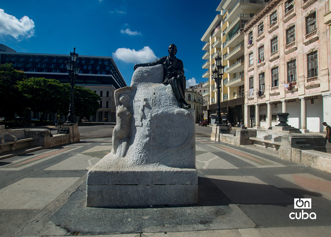 Monumento a Juan Clemente Zenea, en el comienzo del Paso del Prado, en las cercanías de La Punta. Foto: Otmaro Rodríguez.