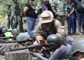 Civiles venezolanos acuden al llamado de adiestramiento  ante amenazas de EE.UU. Foto: EFE/ Leman Pasquale