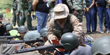 Civiles venezolanos acuden al llamado de adiestramiento  ante amenazas de EE.UU. Foto: EFE/ Leman Pasquale