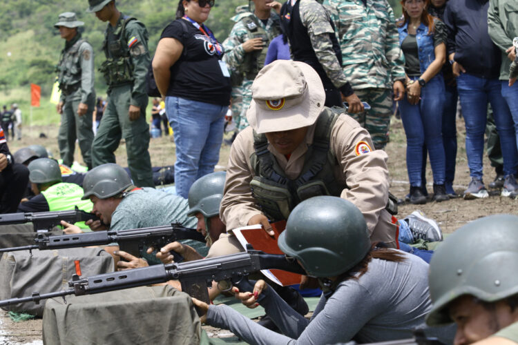 Civiles venezolanos acuden al llamado de adiestramiento  ante amenazas de EE.UU. Foto: EFE/ Leman Pasquale