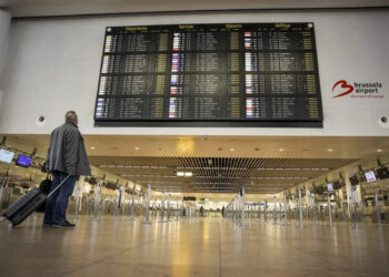 Vista del panel informativo el aeropuerto de Bruselas. Foto: Pablo Garrigós Cucarella/EFE.