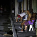 Personas sentadas fuera de sus casas durante un apagón nocturno en La Habana. Foto: Ernesto Mastrascusa / EFE.