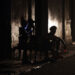 Personas sentadas en una acera esperan el regreso de la electricidad, en medio de un apagón en La Habana. Foto: Ernesto Mastrascusa / EFE.