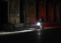 Personas esperan en una calle durante un apagón en La Habana. Foto: Ernesto Mastrascusa / EFE.