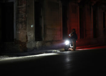 Personas esperan en una calle durante un apagón en La Habana. Foto: Ernesto Mastrascusa / EFE.