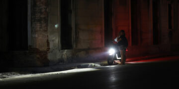 Personas esperan en una calle durante un apagón en La Habana. Foto: Ernesto Mastrascusa / EFE.