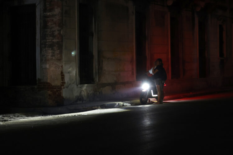 Personas esperan en una calle durante un apagón en La Habana. Foto: Ernesto Mastrascusa / EFE.