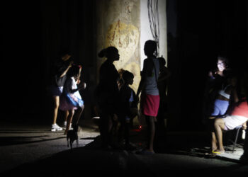 LA HABANA (CUBA), 11/09/2025.- Personas esperan el regreso de la electricidad afuera de sus casas este miércoles, en La Habana (Cuba). Foto:  EFE/Ernesto Mastrascusa.