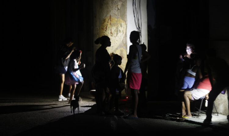 LA HABANA (CUBA), 11/09/2025.- Personas esperan el regreso de la electricidad afuera de sus casas este miércoles, en La Habana (Cuba). Foto:  EFE/Ernesto Mastrascusa.