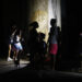 LA HABANA (CUBA), 11/09/2025.- Personas esperan el regreso de la electricidad afuera de sus casas este miércoles, en La Habana (Cuba). Foto:  EFE/Ernesto Mastrascusa.