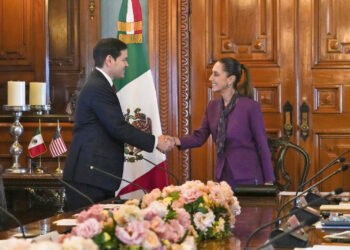 La mandataria Claudia Sheinbaum (d), saluda  al secretario de Estado, Marco Rubio (i), a su llegada a una reunión en Palacio Nacional de la capital mexicana. Fotografía cedida a EFE este miércoles por la Presidencia de México.