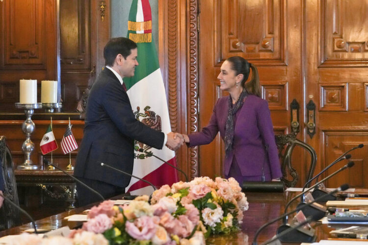 La mandataria Claudia Sheinbaum (d), saluda  al secretario de Estado, Marco Rubio (i), a su llegada a una reunión en Palacio Nacional de la capital mexicana. Fotografía cedida a EFE este miércoles por la Presidencia de México.