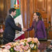 La mandataria Claudia Sheinbaum (d), saluda  al secretario de Estado, Marco Rubio (i), a su llegada a una reunión en Palacio Nacional de la capital mexicana. Fotografía cedida a EFE este miércoles por la Presidencia de México.