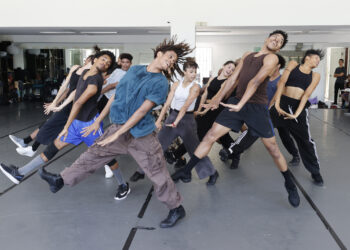 Bailarines de la compañía Acosta Danza en el ensayo de una obra, el 27 de agosto de 2025. Foto: Ernesto Mastrascusa/EFE.