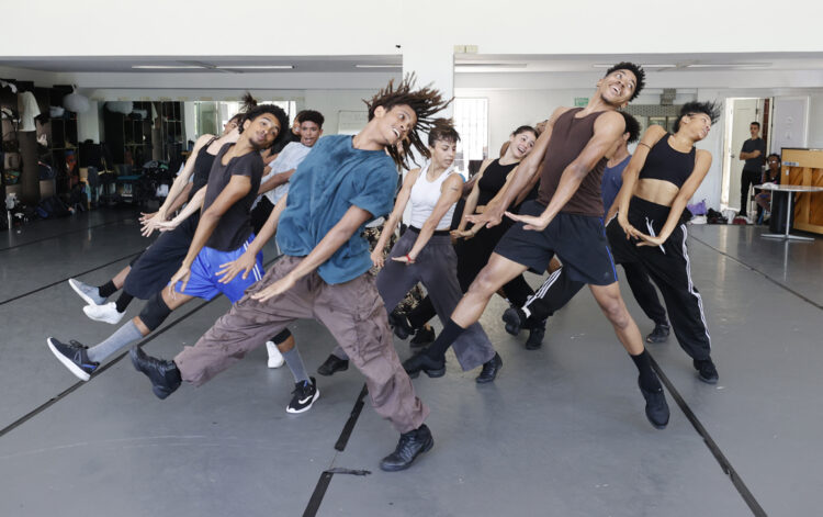 Bailarines de la compañía Acosta Danza en el ensayo de una obra, el 27 de agosto de 2025. Foto: Ernesto Mastrascusa/EFE.