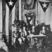 Foto tomada el 10 de octubre de 1892 en la que aparece Martí presidiendo el Cuerpo del Consejo de Kingston. Se observan desplegadas a su derecha la bandera de Cuba y a su izquierda la de Puerto Rico. Foto: Iconografía Martiana.