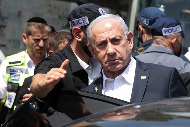 El primer ministro de Israel, Benjamin Netanyahu, se coloca contra el mundo.   Foto: Ronen Zvulun / POOL/EFE