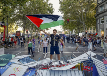 Manifestantes propalestinos cortan el recorrido de los ciclistas en el Paseo del Prado, durante la última etapa de la Vuelta a España 2025. Foto: Daniel González/EFE