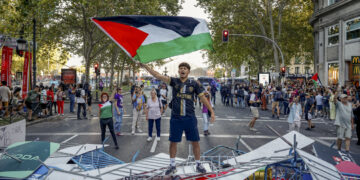 Manifestantes propalestinos cortan el recorrido de los ciclistas en el Paseo del Prado, durante la última etapa de la Vuelta a España 2025. Foto: Daniel González/EFE