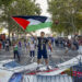Manifestantes propalestinos cortan el recorrido de los ciclistas en el Paseo del Prado, durante la última etapa de la Vuelta a España 2025. Foto: Daniel González/EFE