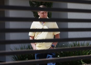 El expresidente de Brasil Jair Bolsonaro, camina en el interior de su residencia en Brasilia, en una foto de archivo. Foto: Sebastiao Moreira / EFE / Archivo.