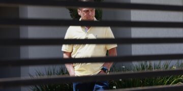 El expresidente de Brasil Jair Bolsonaro, camina en el interior de su residencia en Brasilia, en una foto de archivo. Foto: Sebastiao Moreira / EFE / Archivo.