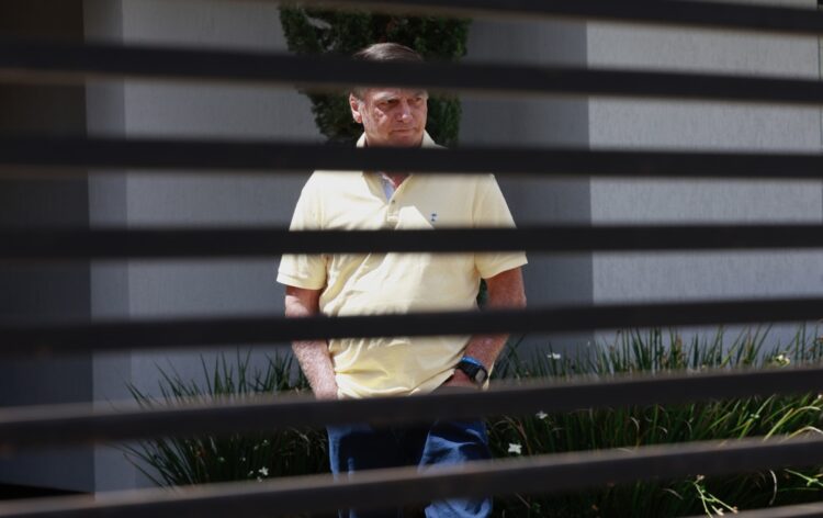 El expresidente de Brasil Jair Bolsonaro, camina en el interior de su residencia en Brasilia, en una foto de archivo. Foto: Sebastiao Moreira / EFE / Archivo.