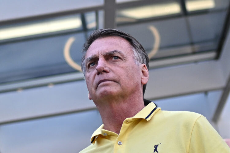 Jair Bolsonaro, saliendo del hospital DF Star en Brasilia. Foto: Andre Borges /EFE/ARCHIVO.