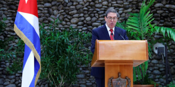 El canciller de Cuba, Bruno Rodríguez, habla durante la presentación del informe sobre el costo del embargo de Estados Unidos a Cuba, en la Habana, el 17 de septiembre de 2025. Foto: Juan Palop / EFE.