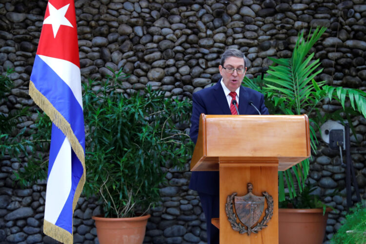 El canciller de Cuba, Bruno Rodríguez, habla durante la presentación del informe sobre el costo del embargo de Estados Unidos a Cuba, en la Habana, el 17 de septiembre de 2025. Foto: Juan Palop / EFE.