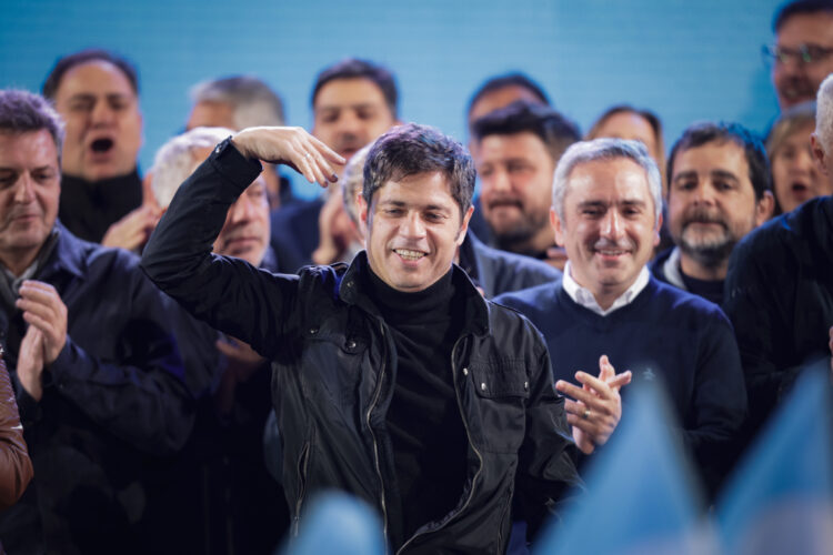 El gobernador Axel Kicillof hablando luego de conocer los resultados electorales de las elecciones legislativas este domingo, en Buenos Aires. Foto: Nicolas Aboaf/Gobernación provincia de Buenos Aires/EFE.