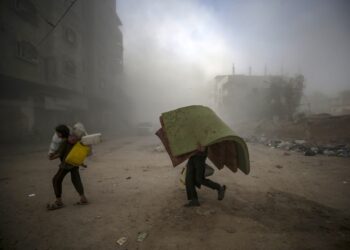 Los bombardeos continuos y las operaciones terrestres han generado un éxodo sin precedentes. La Oficina de Coordinación Humanitaria de la ONU (OCHA) calcula que cerca de 388 mil 400 personas han iniciado un desplazamiento hacia el sur de la Franja desde finales de agosto. Foto: EFE/EPA/MOHAMMED SABER