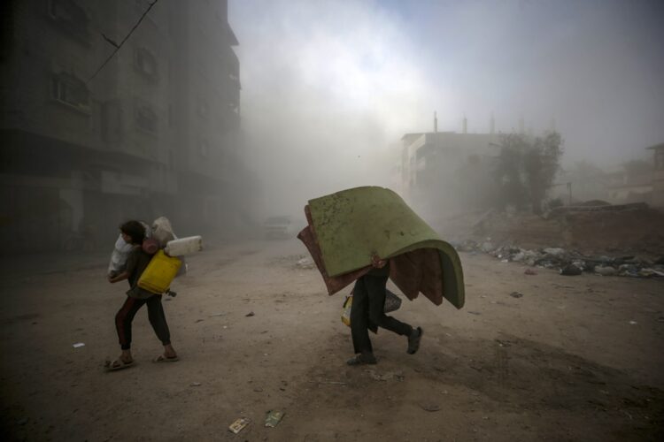 Los bombardeos continuos y las operaciones terrestres han generado un éxodo sin precedentes. La Oficina de Coordinación Humanitaria de la ONU (OCHA) calcula que cerca de 388 mil 400 personas han iniciado un desplazamiento hacia el sur de la Franja desde finales de agosto. Foto: EFE/EPA/MOHAMMED SABER