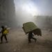 Los bombardeos continuos y las operaciones terrestres han generado un éxodo sin precedentes. La Oficina de Coordinación Humanitaria de la ONU (OCHA) calcula que cerca de 388 mil 400 personas han iniciado un desplazamiento hacia el sur de la Franja desde finales de agosto. Foto: EFE/EPA/MOHAMMED SABER